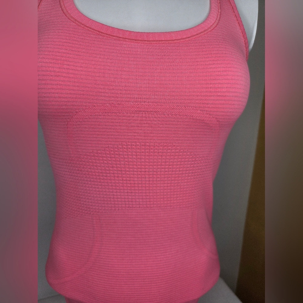 Lululemon Size 2 - Cutout Fitted Sleveless Vibrant Pink Tank Top - Picture 7 of 7